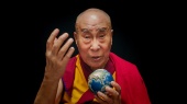 02_WeisheitDesGluecks_DALAI_LAMA_c_Das_Kollektiv_GmbH_300dpi.jpg