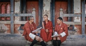 01_Amber_Gurung_und_sein_Kollege_Guna_Raj_Kuikel_bei_der_Befragung_eines_jungen_Bhutaners_c_Match_Frame_Productions.jpg